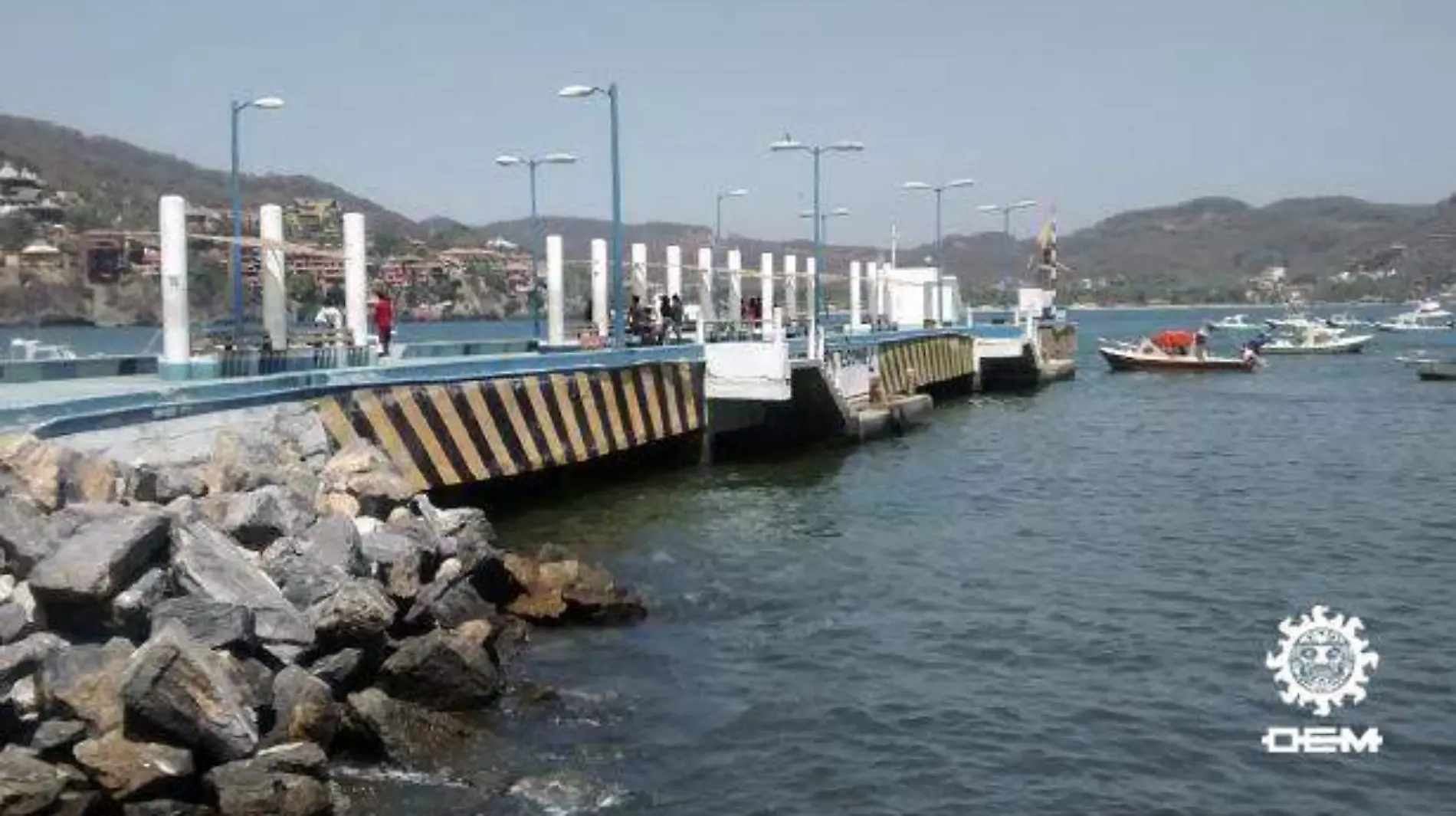 Zihuatanejo - daños en el muelle local